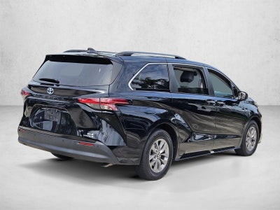 2022 Toyota Sienna XLE FWD 8-Passenger (Natl)