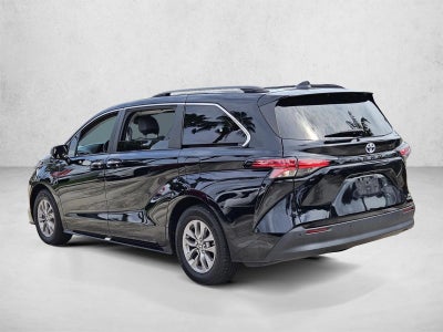 2022 Toyota Sienna XLE FWD 8-Passenger (Natl)