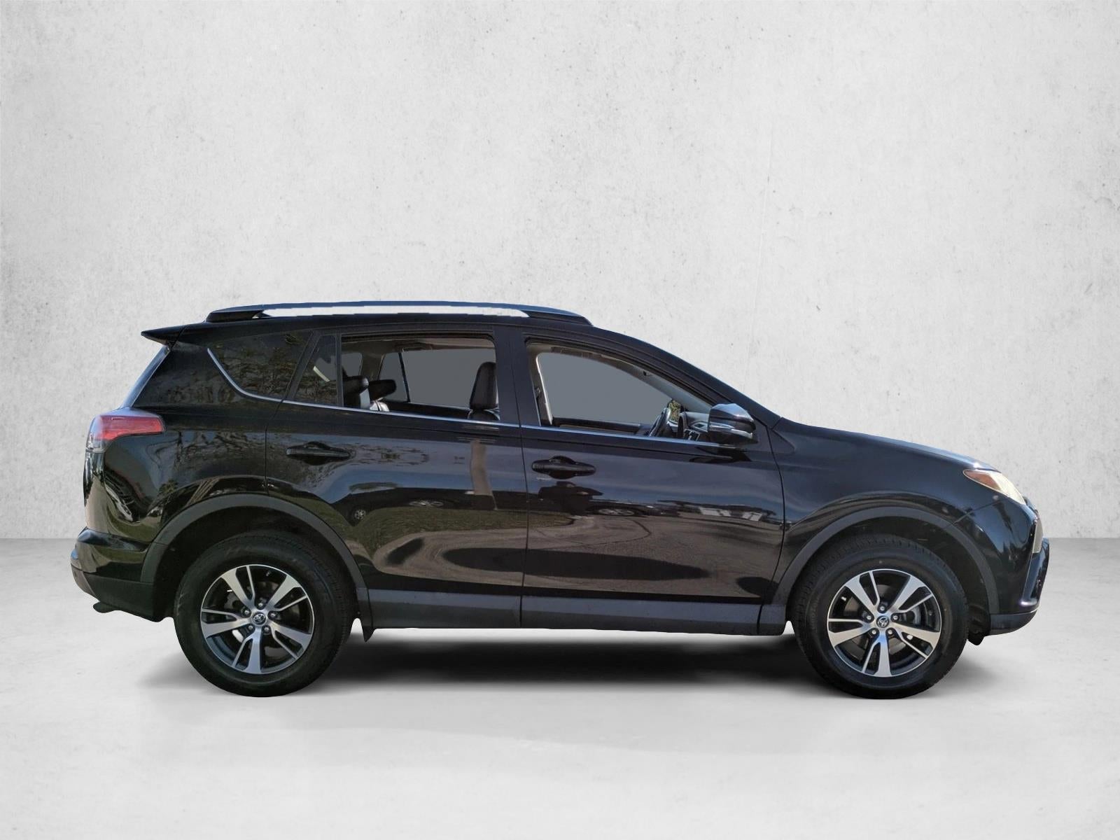 2017 Toyota RAV4 XLE FWD (GS)