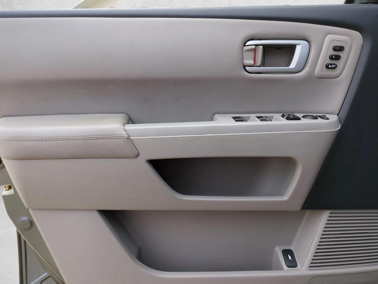 2013 Honda Pilot 4WD Touring with DVD Rear Entertainment System and Navigation