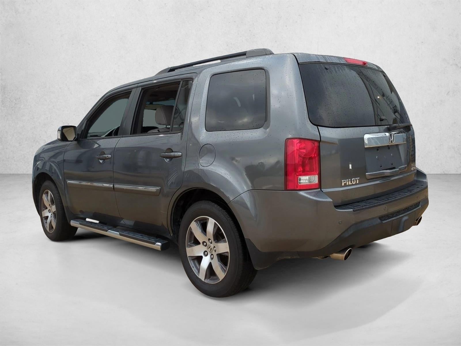 2013 Honda Pilot 4WD Touring with DVD Rear Entertainment System and Navigation