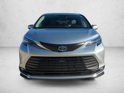 2025 Toyota Sienna XLE FWD 8-Passenger (Natl)