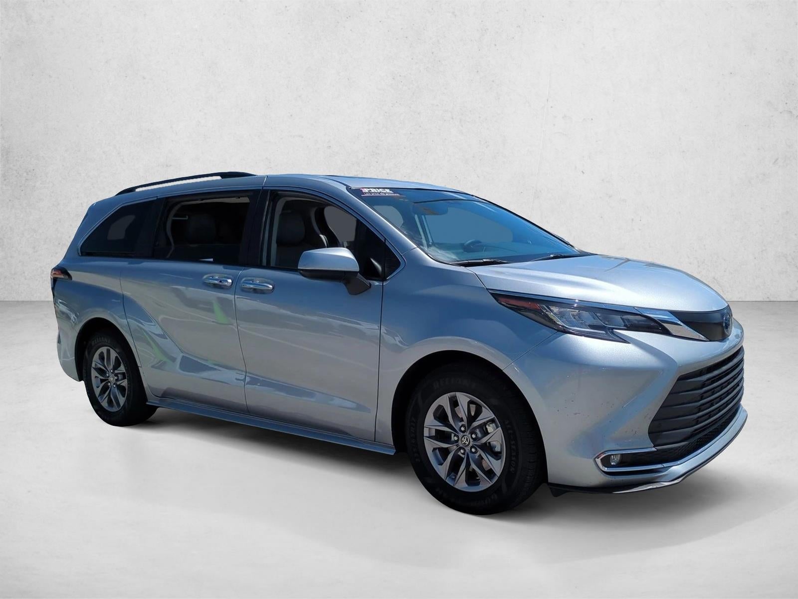 2022 Toyota Sienna XLE FWD 8-Passenger (Natl)