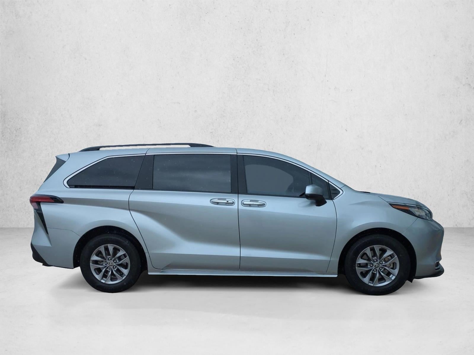 2022 Toyota Sienna XLE FWD 8-Passenger (Natl)