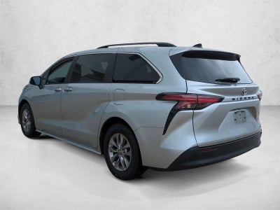 2022 Toyota Sienna XLE FWD 8-Passenger (Natl)