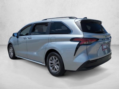 2022 Toyota Sienna XLE FWD 8-Passenger (Natl)