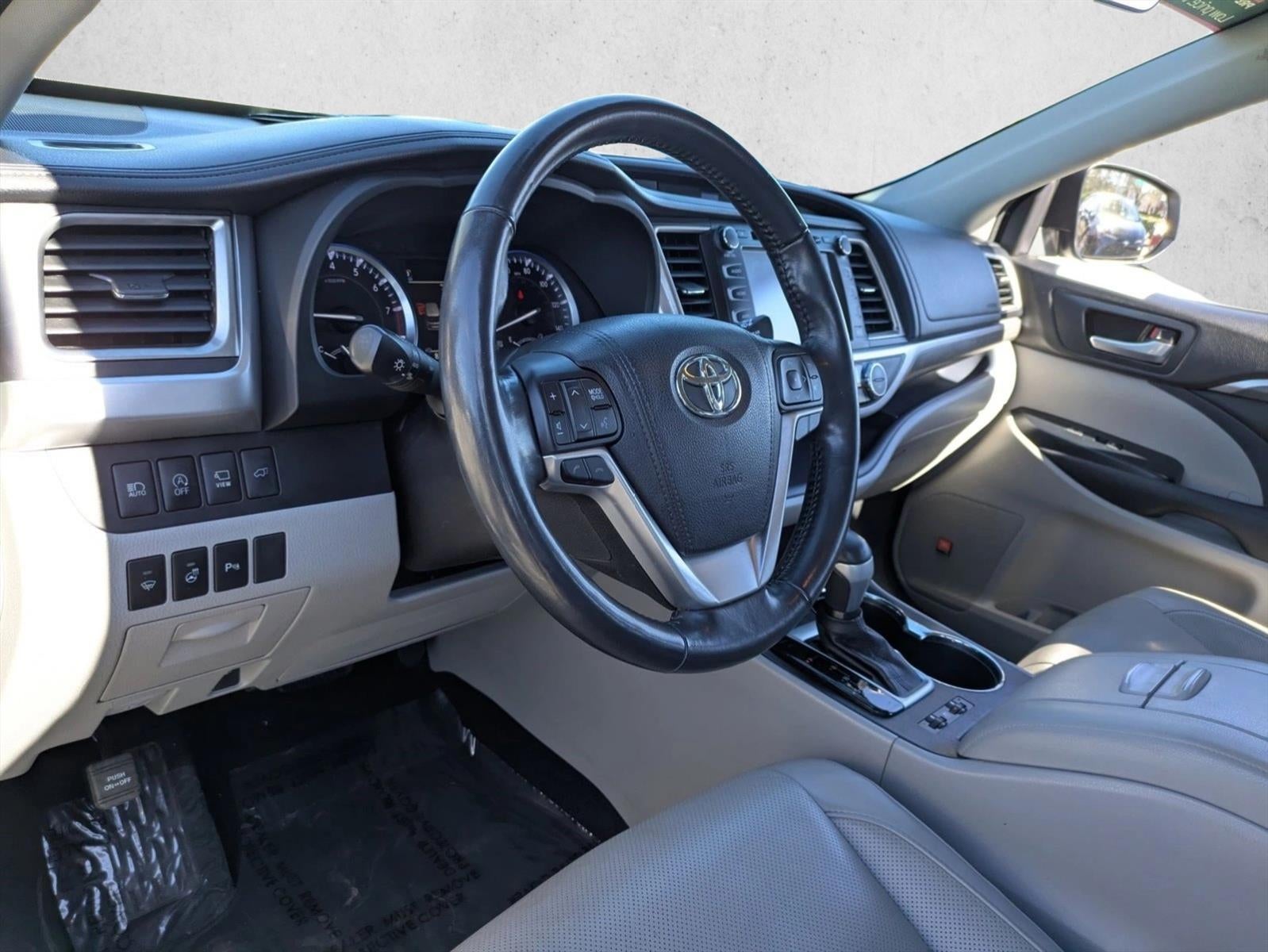 2017 Toyota Highlander Limited Platinum V6 FWD (Natl)