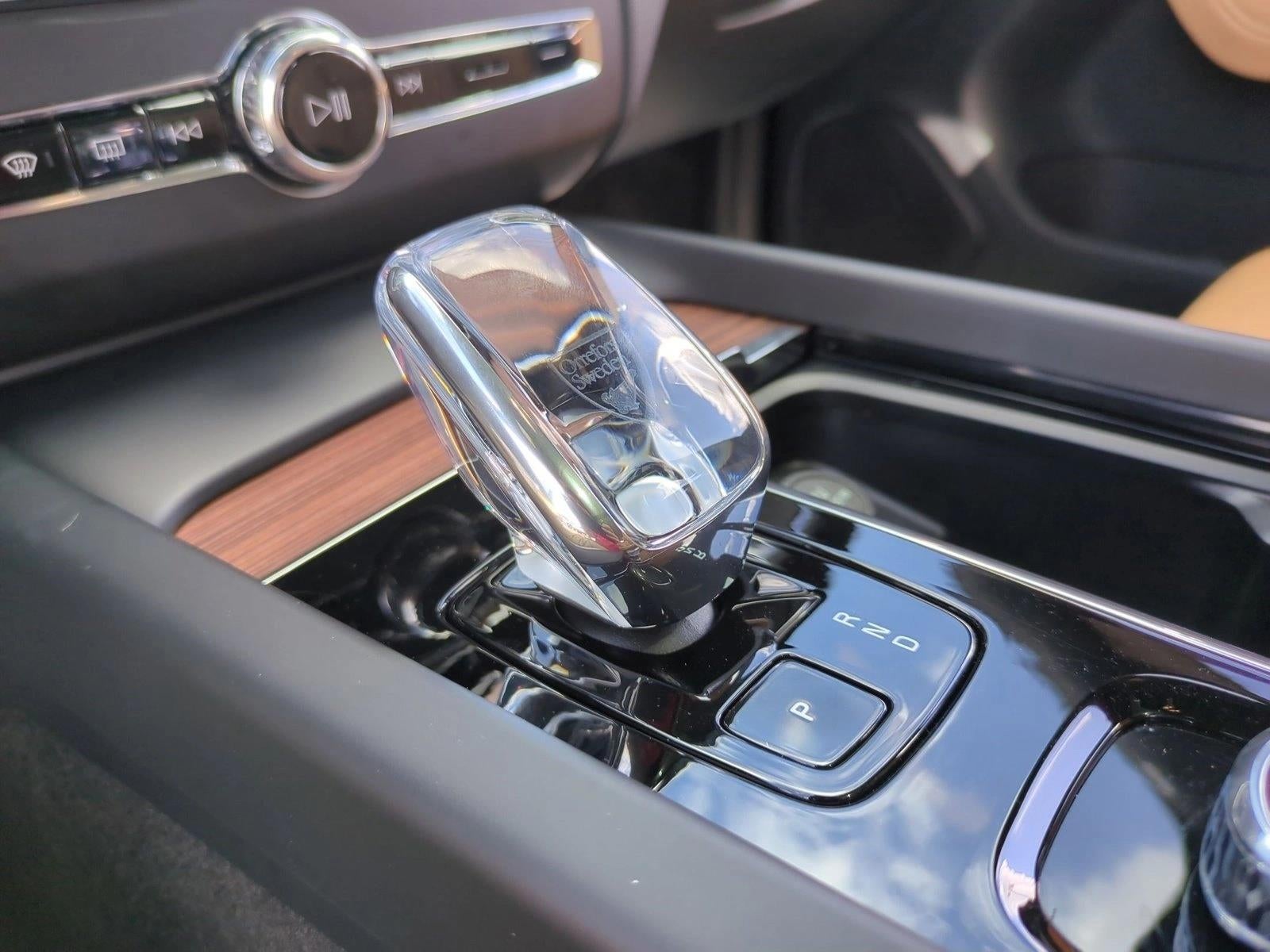 2024 Volvo XC60 B5 AWD Ultimate Dark Theme