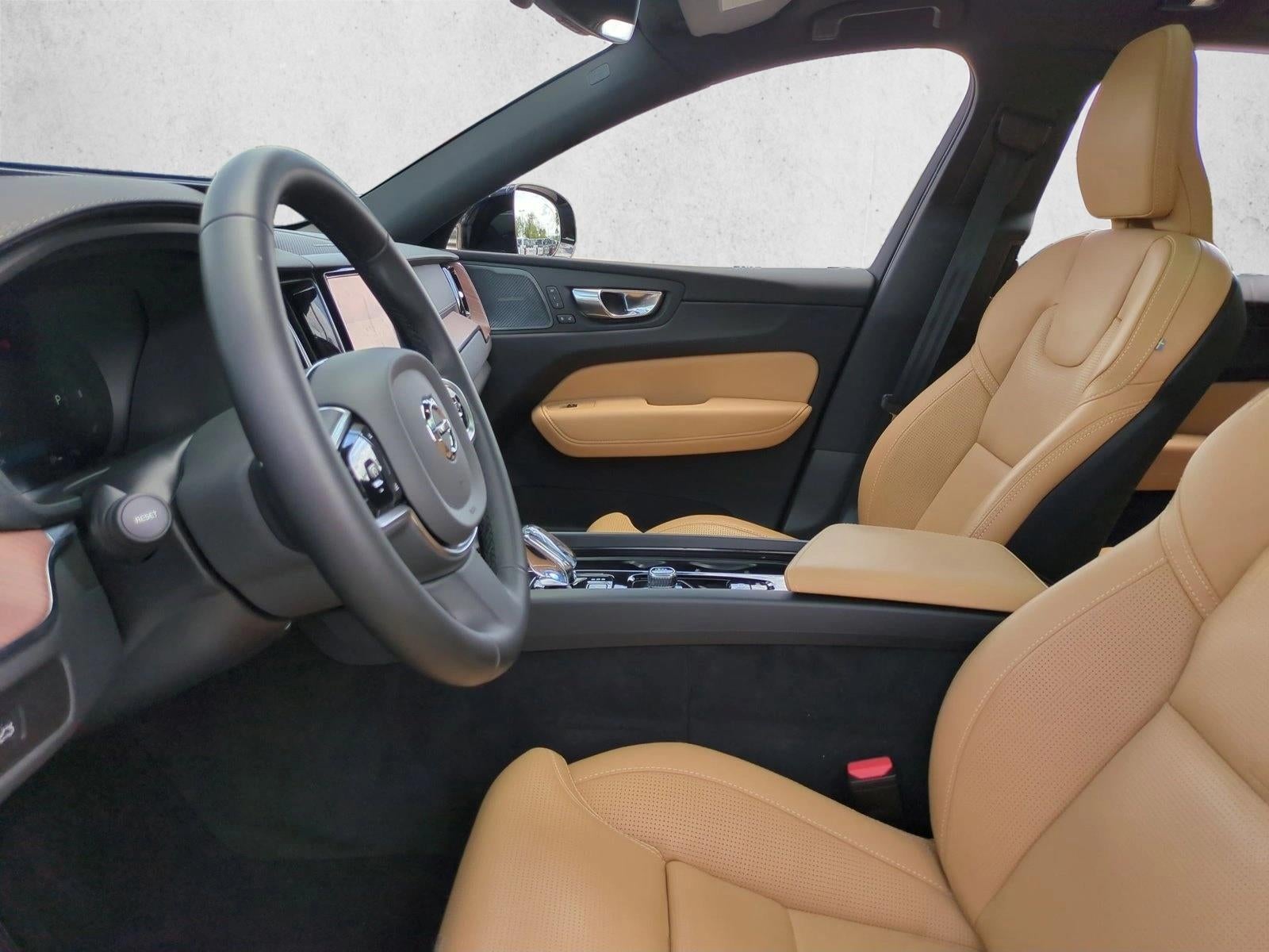 2024 Volvo XC60 B5 AWD Ultimate Dark Theme