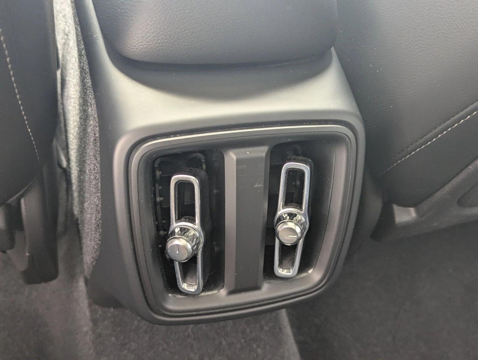 2023 Volvo XC40 B5 AWD Plus Dark Theme