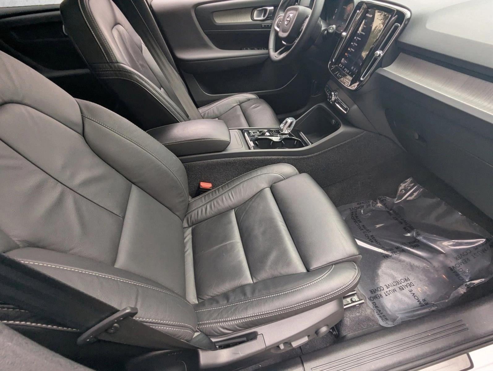 2023 Volvo XC40 B5 AWD Plus Dark Theme