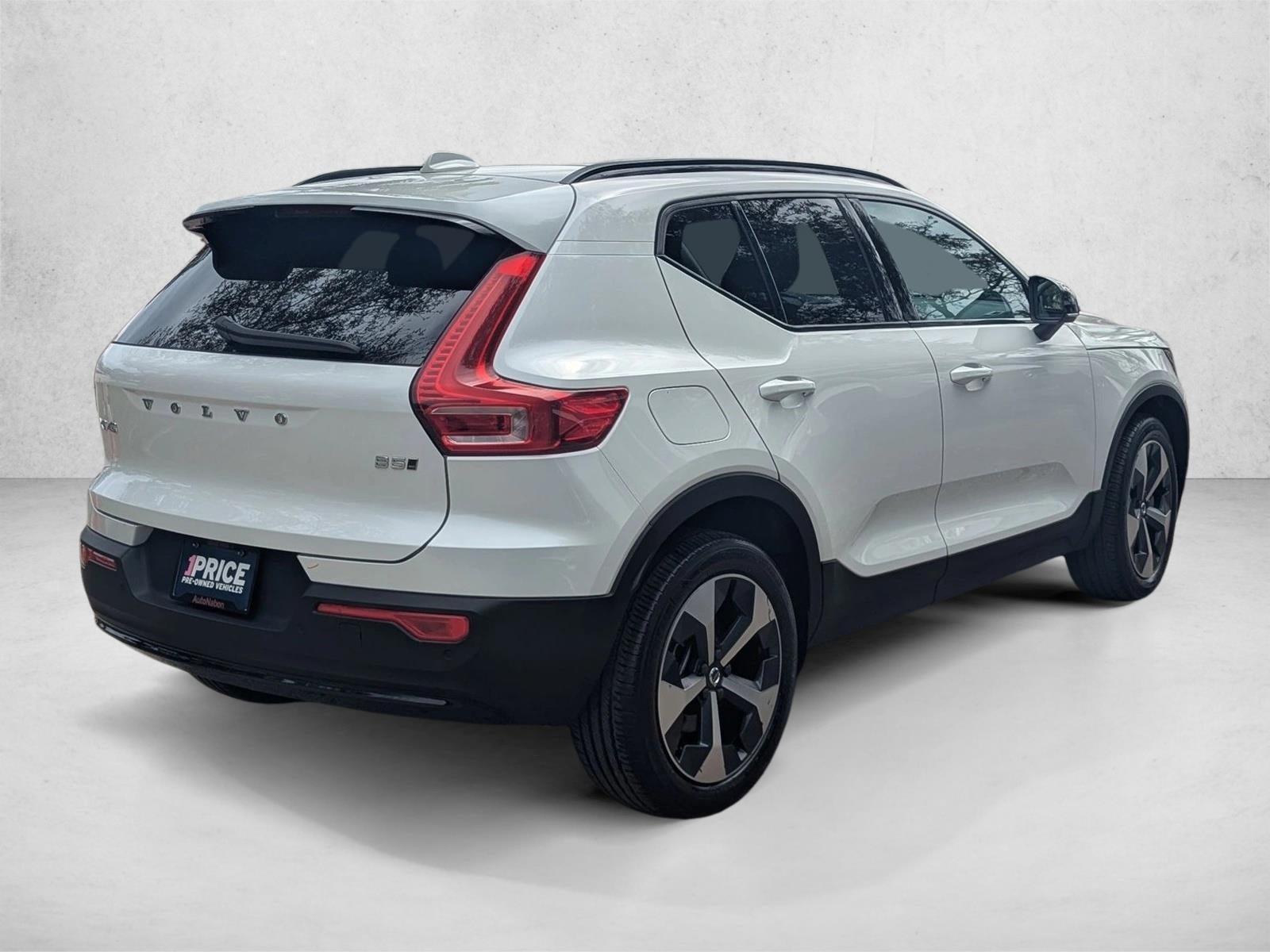 2023 Volvo XC40 B5 AWD Plus Dark Theme