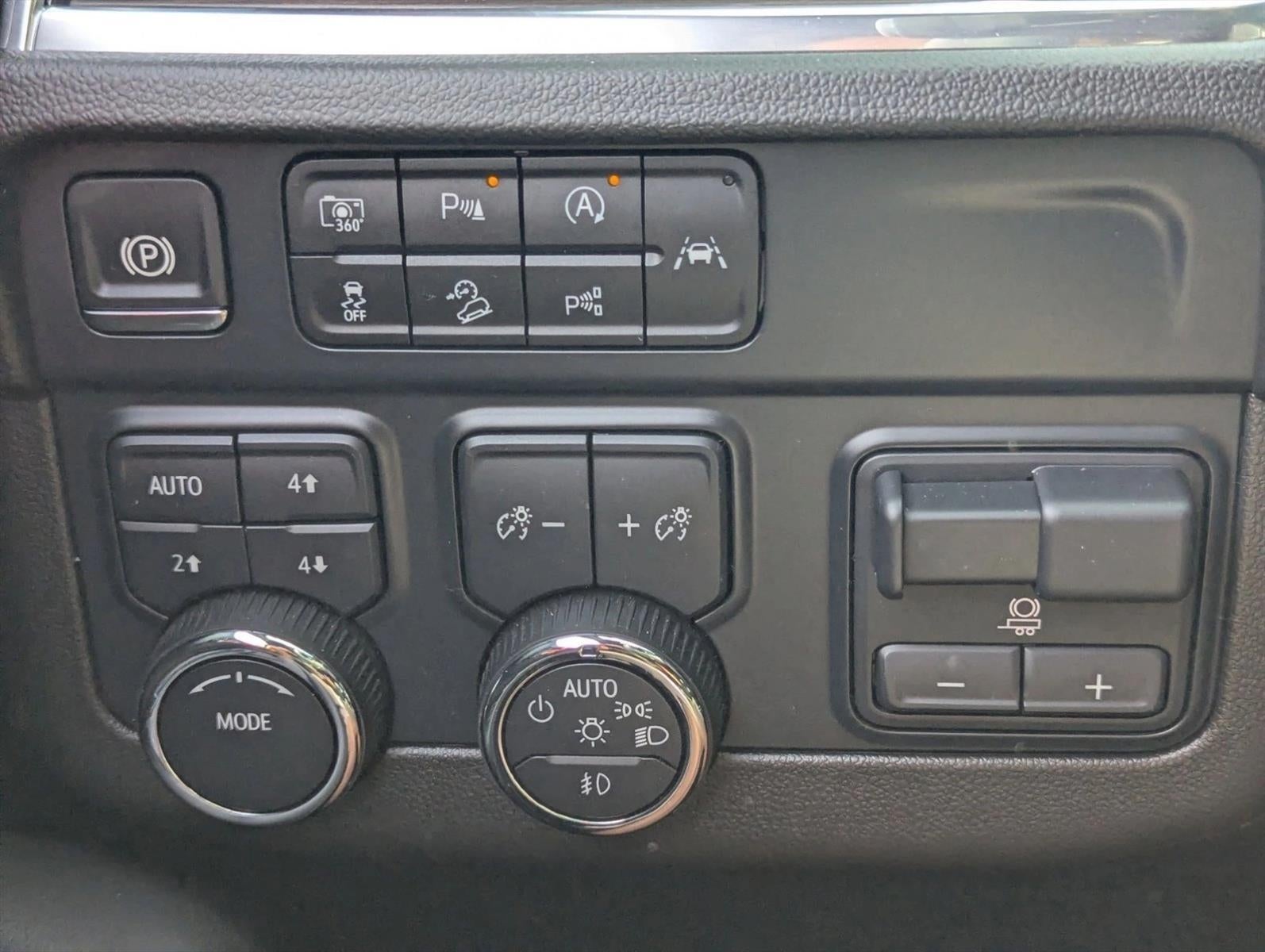 2025 Chevrolet Suburban 4WD LT