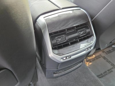 2025 BMW 740i xDrive Sedan