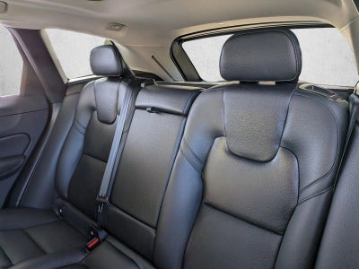2022 Volvo XC60 B5 FWD Momentum