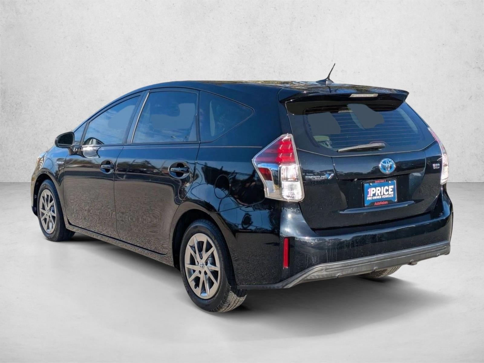 2017 Toyota Prius v Four (Natl)